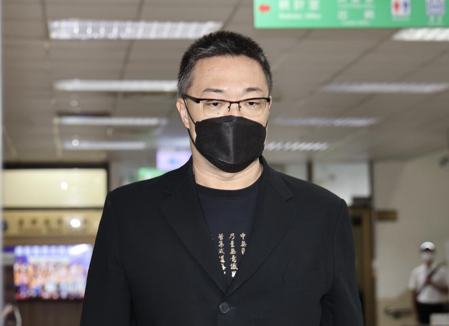 強吻案二審開庭！朱學恒穿「心經」上衣現身　鍾沛君怒批至今仍在談價碼：我不是商品