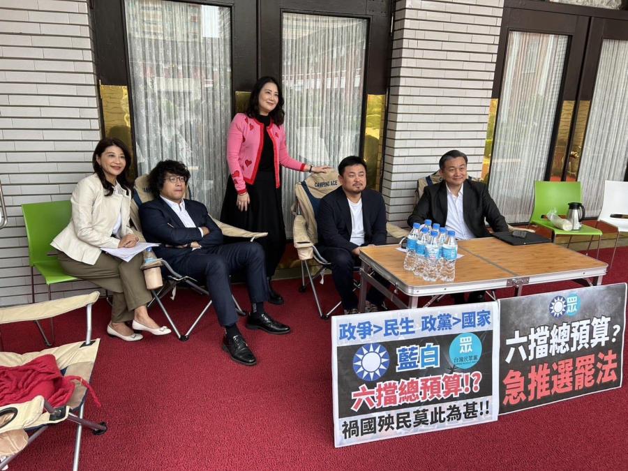 《選罷法》攻防再起！綠委輪班守議場門口　小黨聯合發聲反對提高罷免門檻