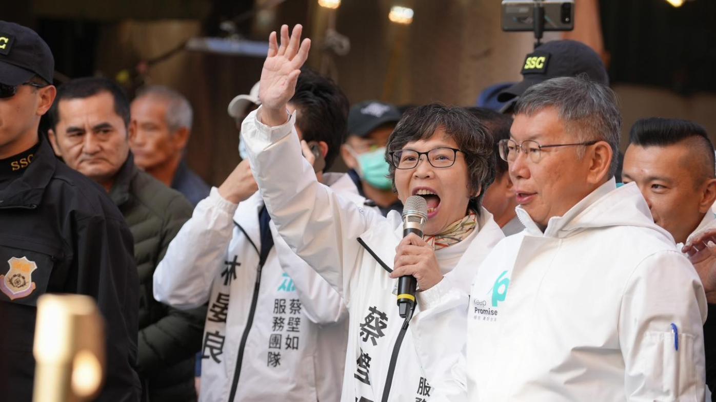 傳出柯媽媽因蔡壁如（右２）阻擋柯文哲（右）參選2020總統，對她非常不滿。翻攝蔡壁如臉書