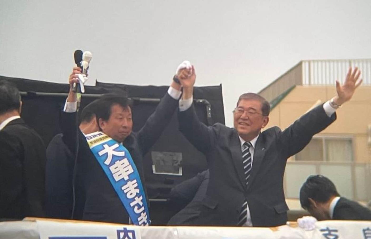 日本首相石破茂（右）在大選期間替候選人賣力站台。翻攝ishibashigeru IG