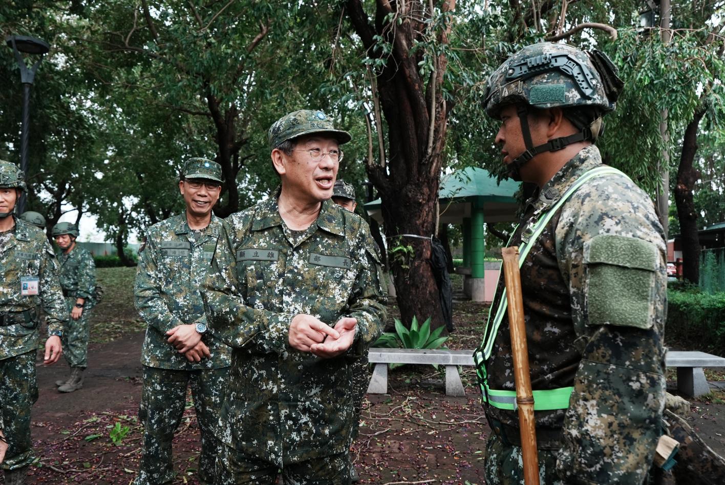 因應康芮颱風即將來襲，國軍3萬6千兵力嚴陣以待。圖為國防部長顧立雄過去視導救災官兵畫面。資料照片