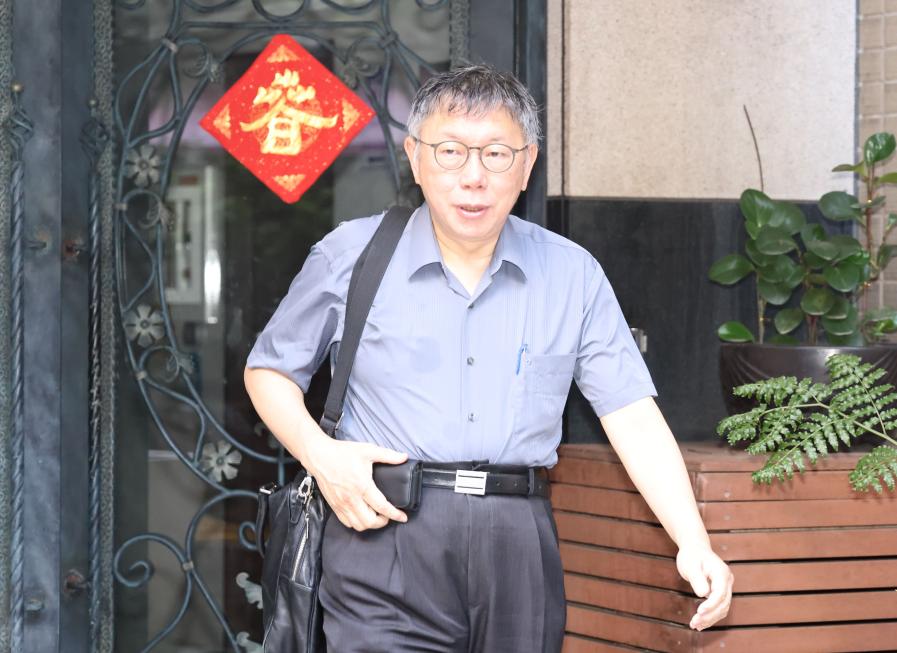 璩美鳳控柯文哲性騷！撫摸前臂讚「皮膚好好」　還傳訊「逆天妖精」邀她當情報頭目