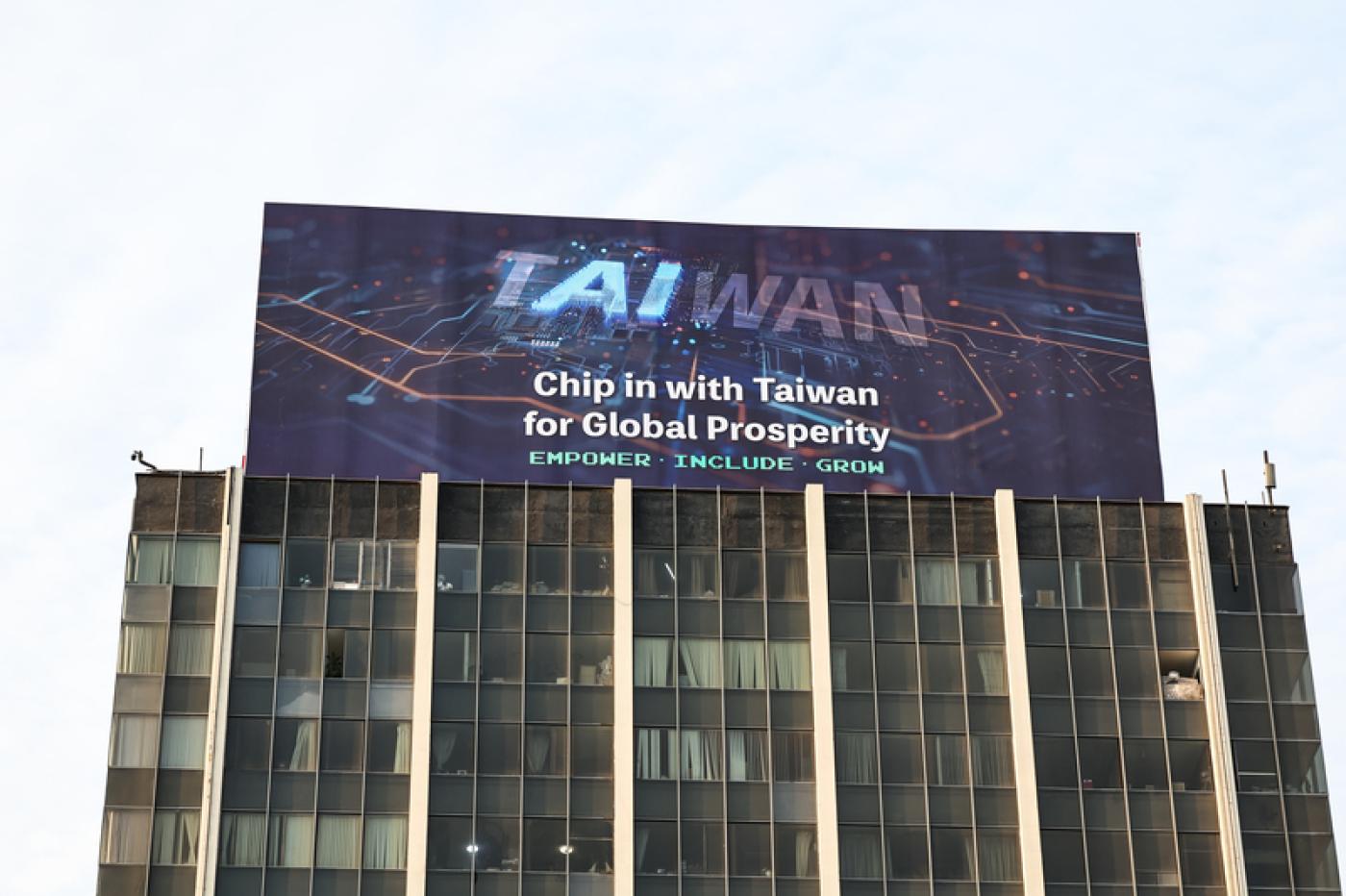 外交部以主標語「Chip in with Taiwan for Global Prosperity」搭配秘魯年會主題「賦權、包容、成長」（Empower. Include. Grow.）為副標語，在市內6個重要交通要道的大型T霸投放電子螢幕廣告。中央社