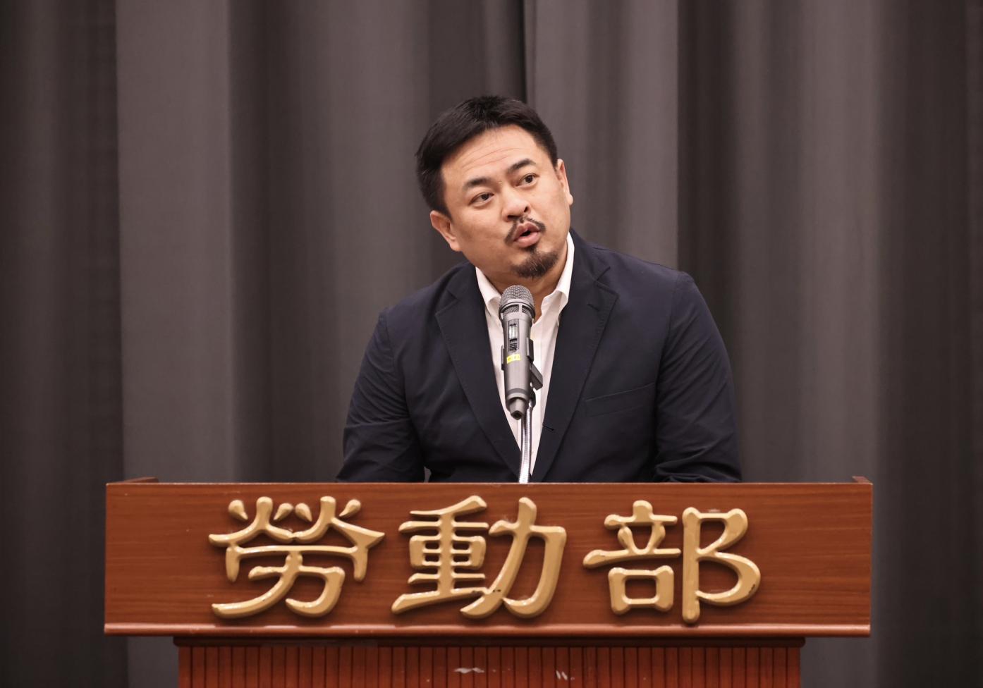 洪申翰25日接任勞動部長，他致詞時承諾將改善勞動部成友善職場典範，找回社會信任並守護勞工權益。林啟弘攝