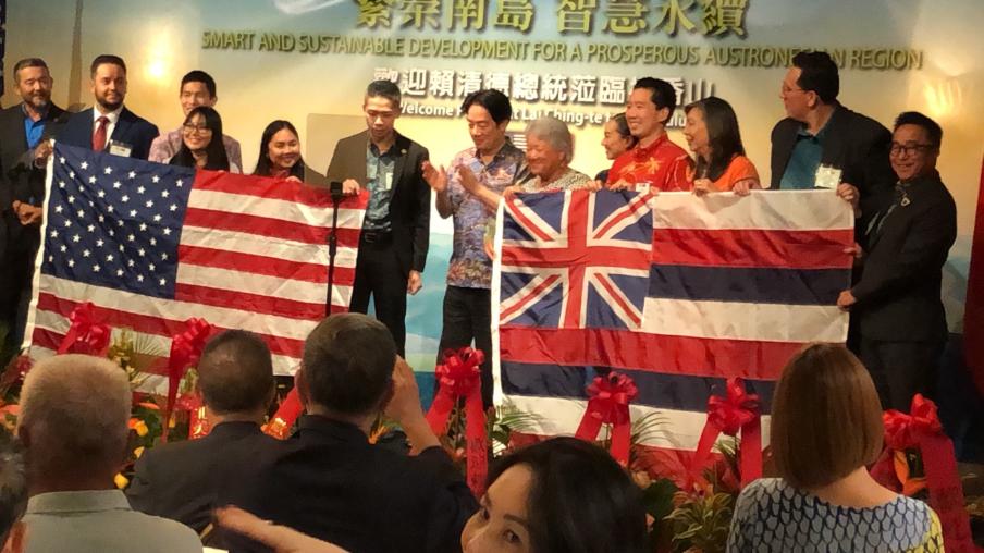 出僑宴席／賴清德獲贈美國國旗跟夏威夷州州旗　喊「我們都是Team Taiwan」