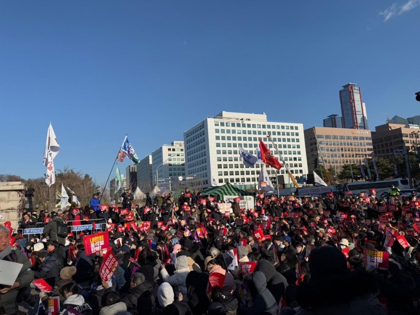 韓國國會7日下午表決總統尹錫悅彈劾案。大批民眾聚集在國會外，要求尹錫悅下台。中央社