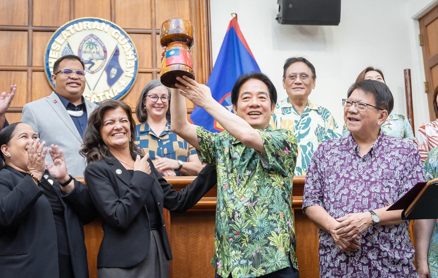 賴清德參訪關島議會，開心接受議長泰拉耶（Therese M. Terlaje）致贈木雕。總統府提供