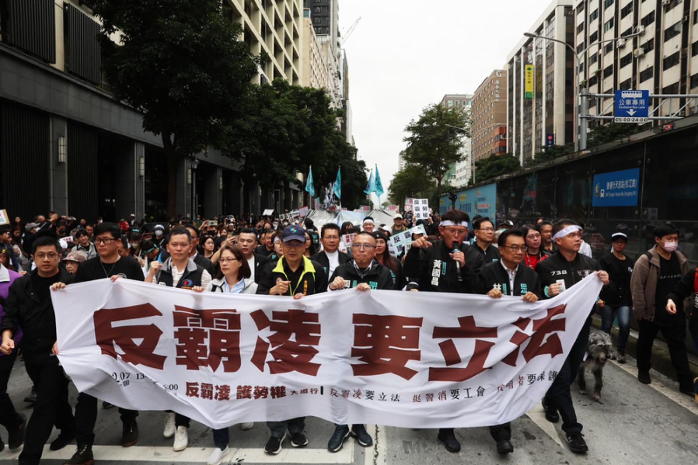 台灣民眾黨7日在台北舉行「反霸凌，護勞權」大遊行，民眾黨黨公職等人身穿黑衣、繫上白絲帶出席。中央社