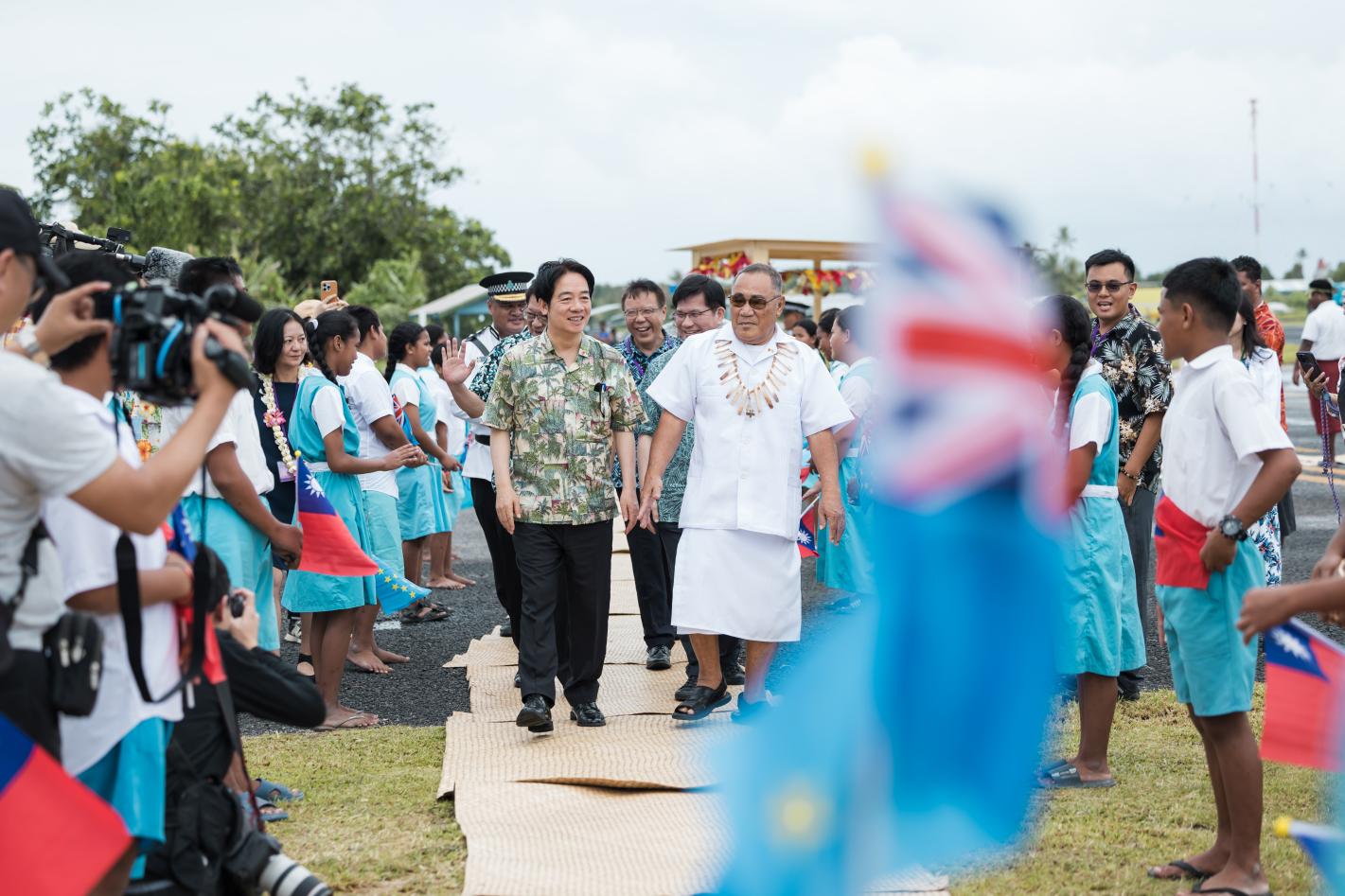 總統賴清德出訪太平洋友邦吐瓦魯，吐國總督法拉尼（Tofiga Vaevalu Falani）（中右，白衣者）前往接機。總統府提供