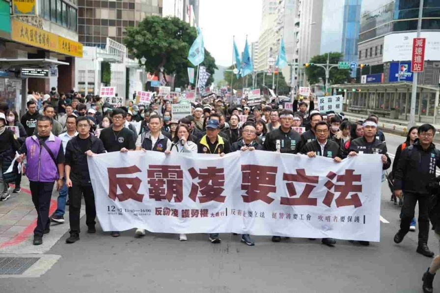 兩位總召又摃上了！黃國昌為反霸凌遊行　柯建銘批老愛無理咆哮：你才是「常業犯」