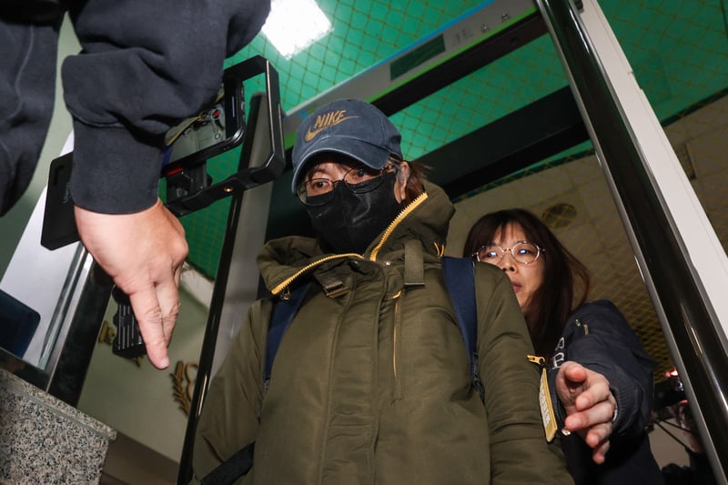 謝宜容11日凌晨移送新北地檢應訊，不回應媒體提問。中央社