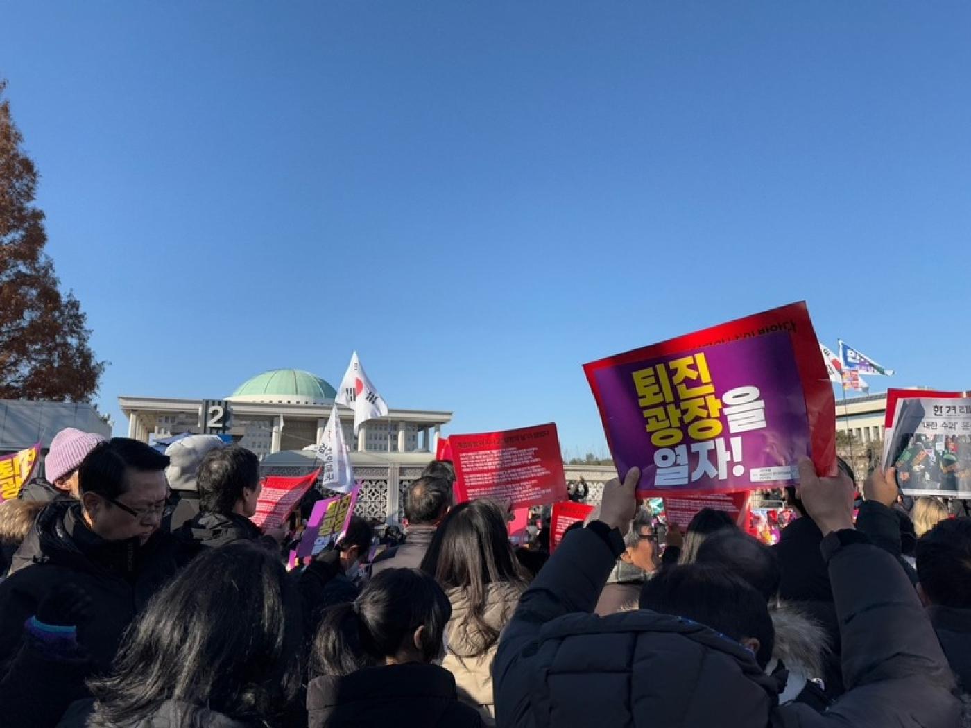 韓國國會7日首次表決尹錫悅彈劾案，當時大批民眾在國會外要求尹錫悅下台，14日將再次表決尹錫悅彈劾案。中央社