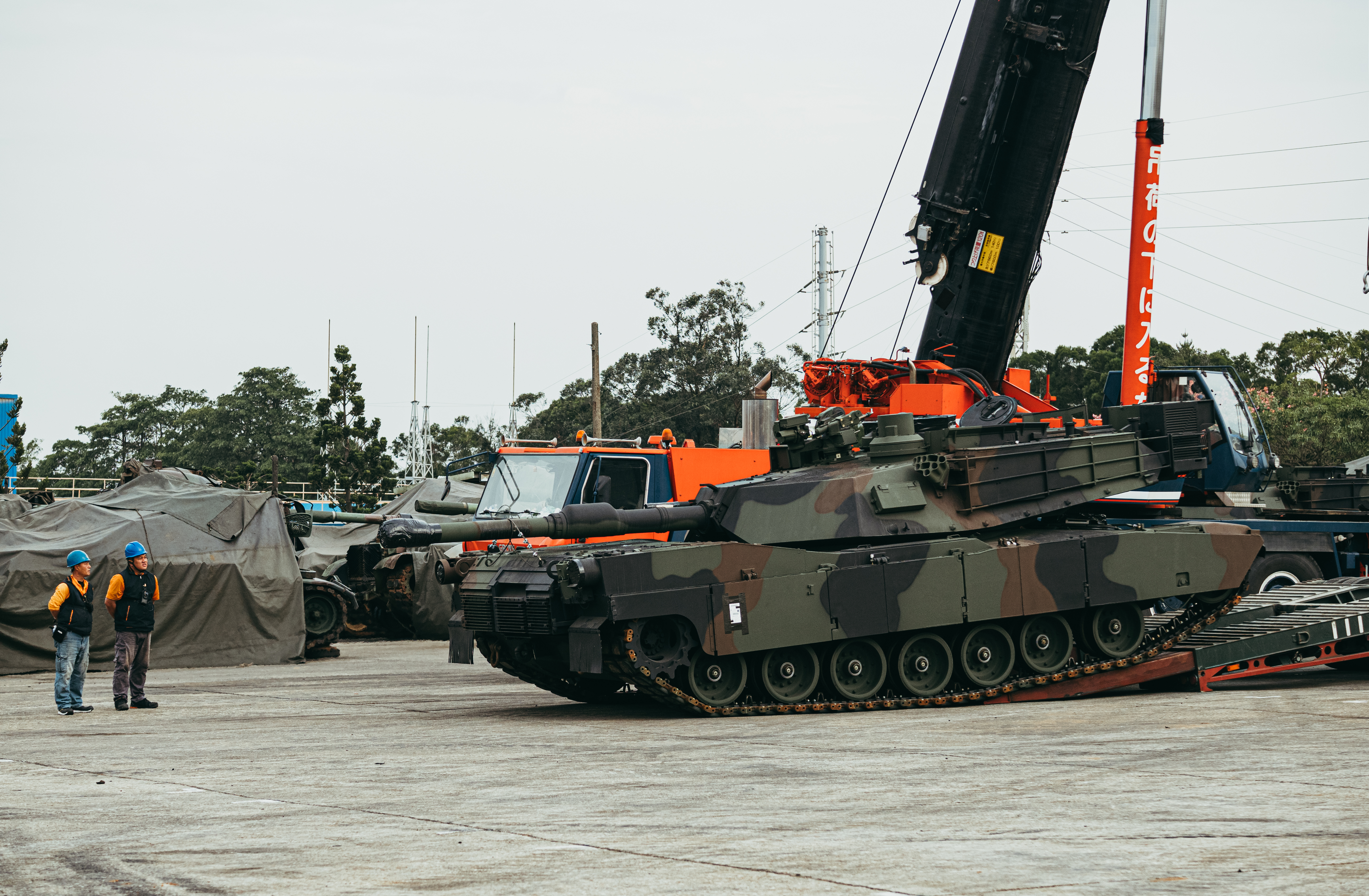 M1A2T戰車凌晨運抵裝訓部，全車外觀今日首度曝光。軍聞社
