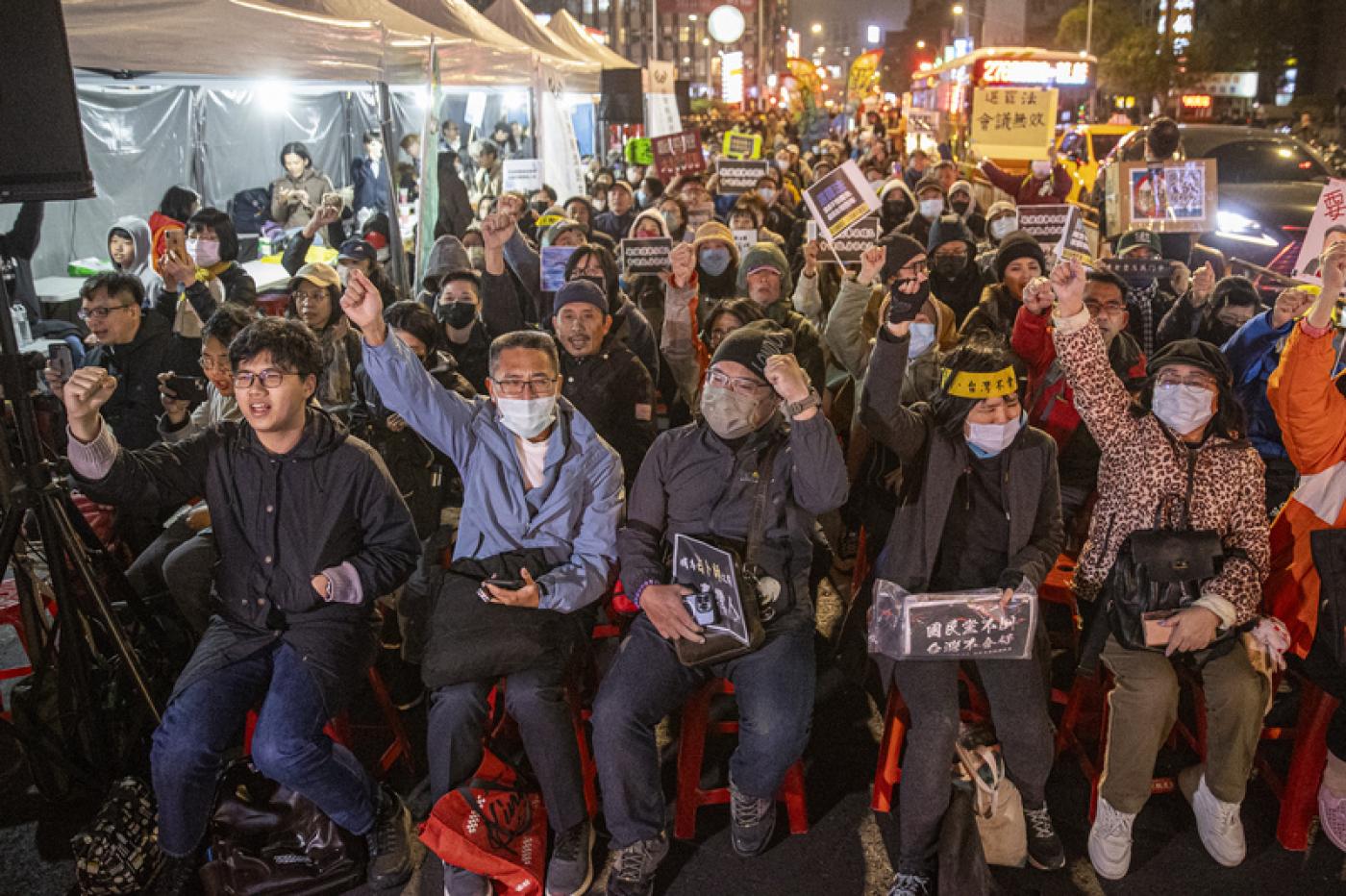 經濟民主連合等民團發起「冬季青鳥在台北」行動，18日晚間號召群眾在國民黨中央黨部外集結，儘管天氣寒冷，仍有大批民眾齊聚高呼口號，抗議國民黨強推法案。中央社