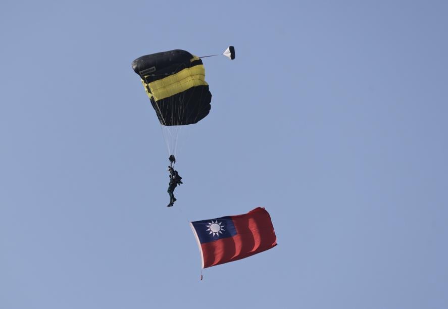 高空滲透跳傘　神龍小組1萬呎高空秀疊傘特技