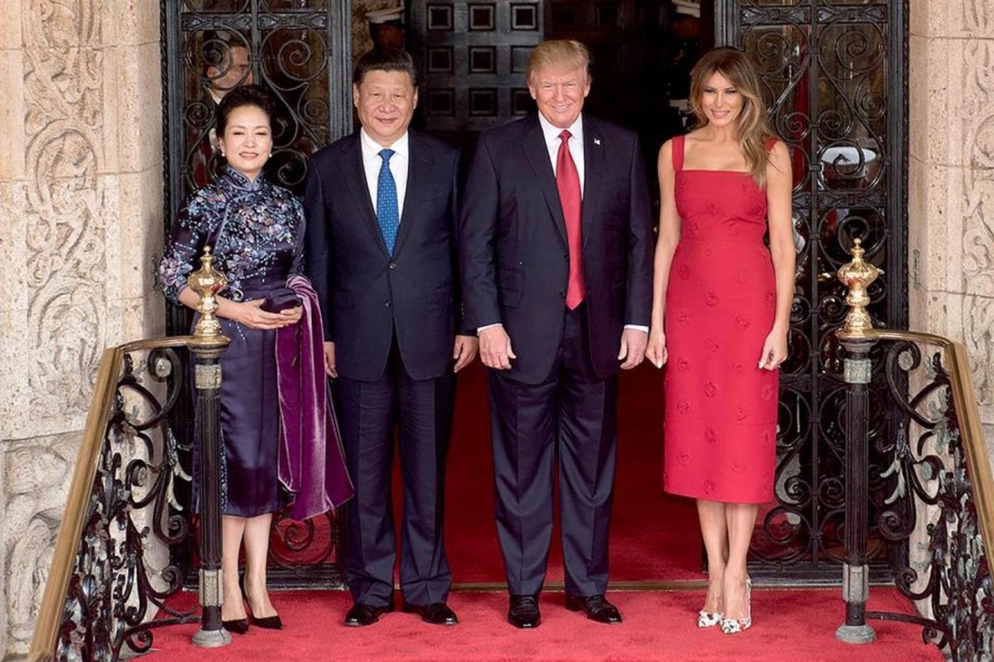 2017年川普攜夫人梅蘭妮以美國總統身分訪問中國，與習近平夫婦合影。翻攝Donald J. Trump臉書