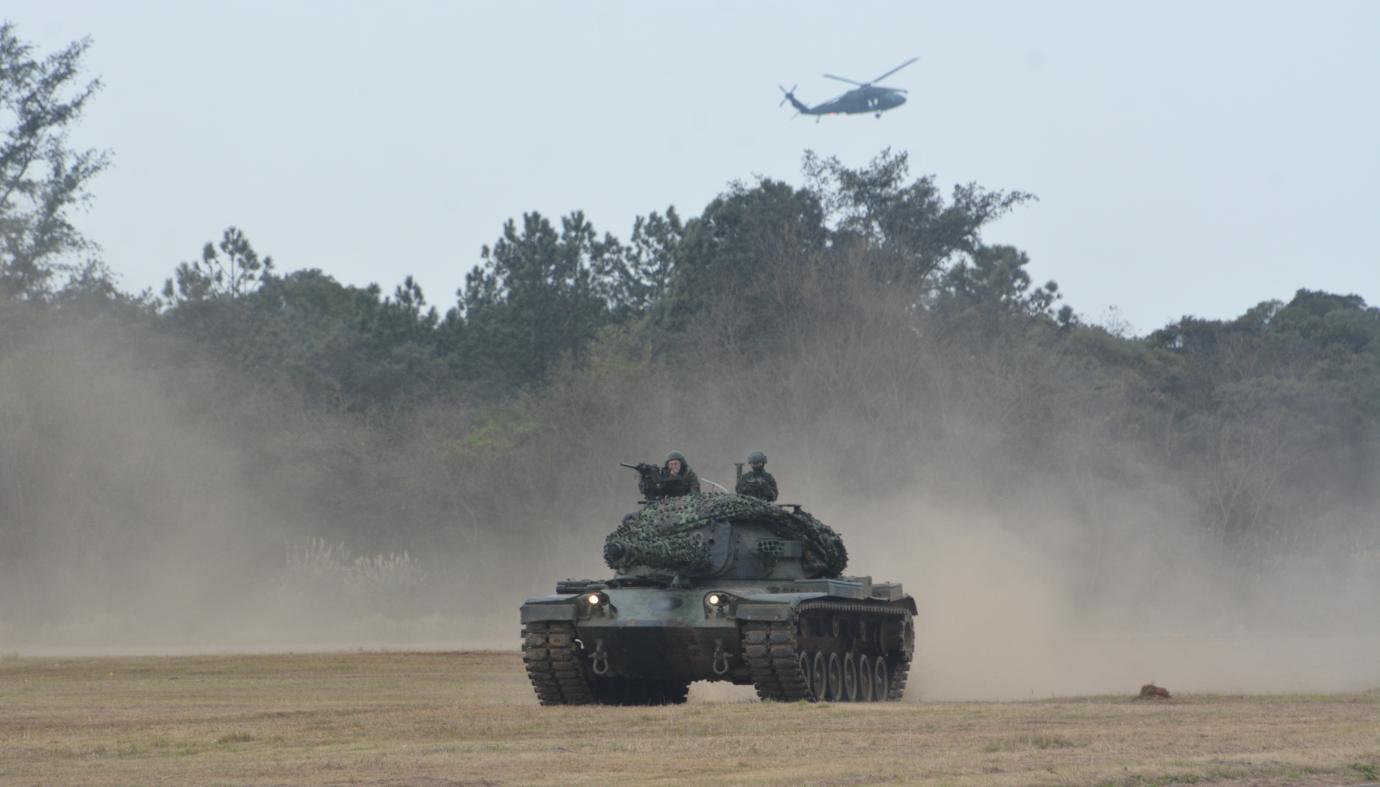 陸軍聯兵營首度秀戰力，以機步、戰車排納陸航特遣隊保護重要目標設施。王烱華攝