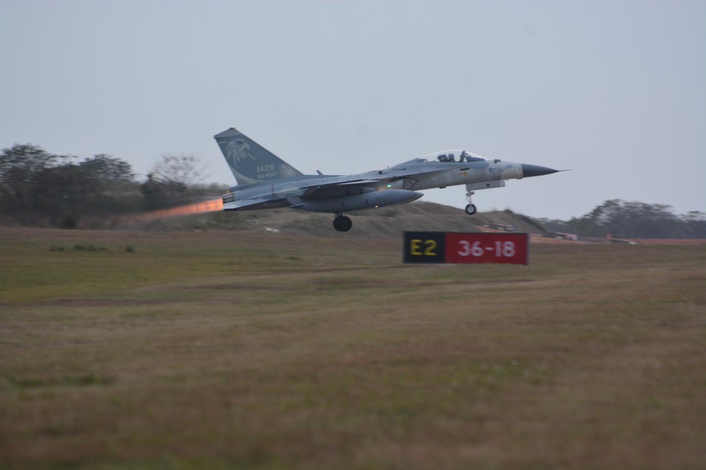 空軍秀經國號戰機５分鐘緊急起飛攔截。王烱華攝