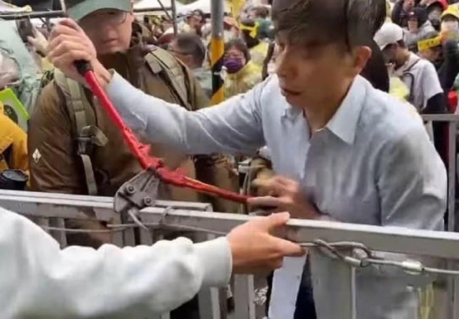 鍾佳濱慘了！持油壓剪破壞護欄恐涉6罪　徐巧芯：等著看北檢敢不敢辦綠