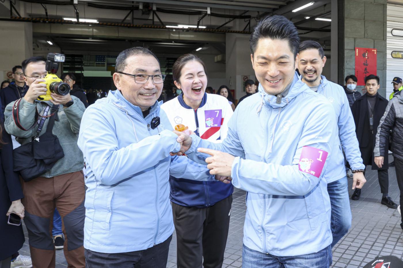 台北市長蔣萬安（前右）與新北市長侯友宜（前左）聯袂出席「跨國木球友誼交流賽」並回應《菱傳媒》民調結果。中央社