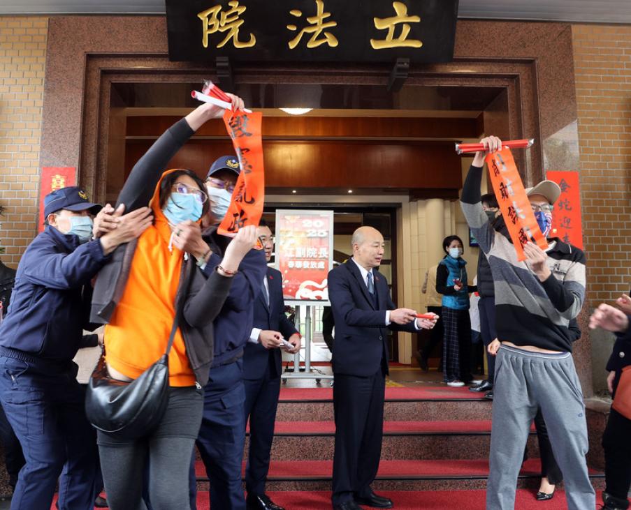 韓國瑜發春聯遭鬧場！黑粉混入排隊中　露紅內褲嗆「毀憲亂政」