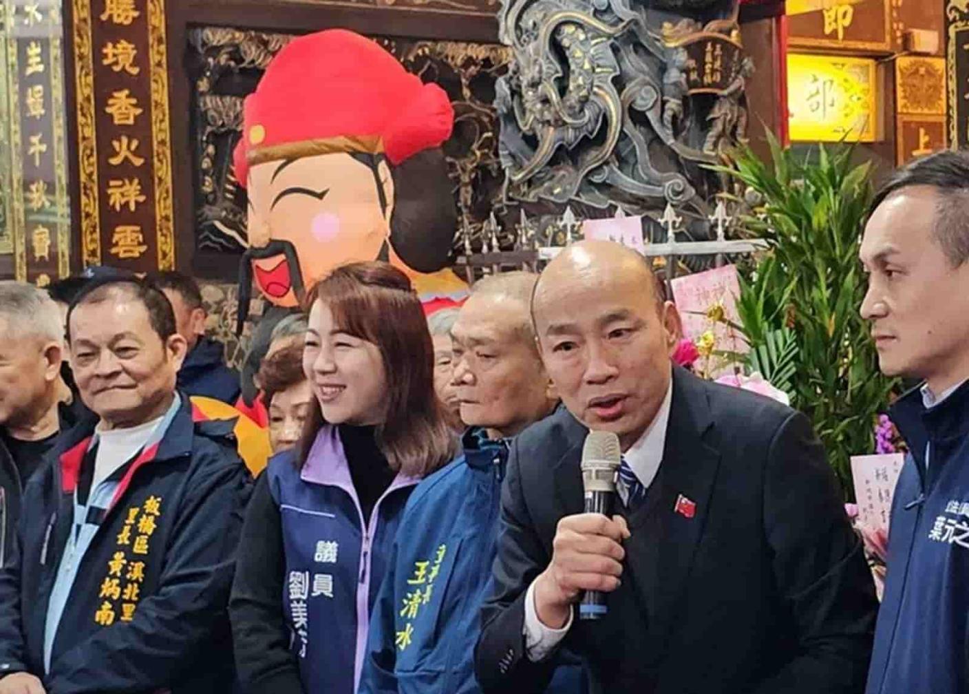 立法院長韓國瑜（右2）參加美國總統川普就職典禮後，返台後第一個公開行程，於26日陪同國民黨立委葉元之（右1）等人前往廟宇參拜。中央社