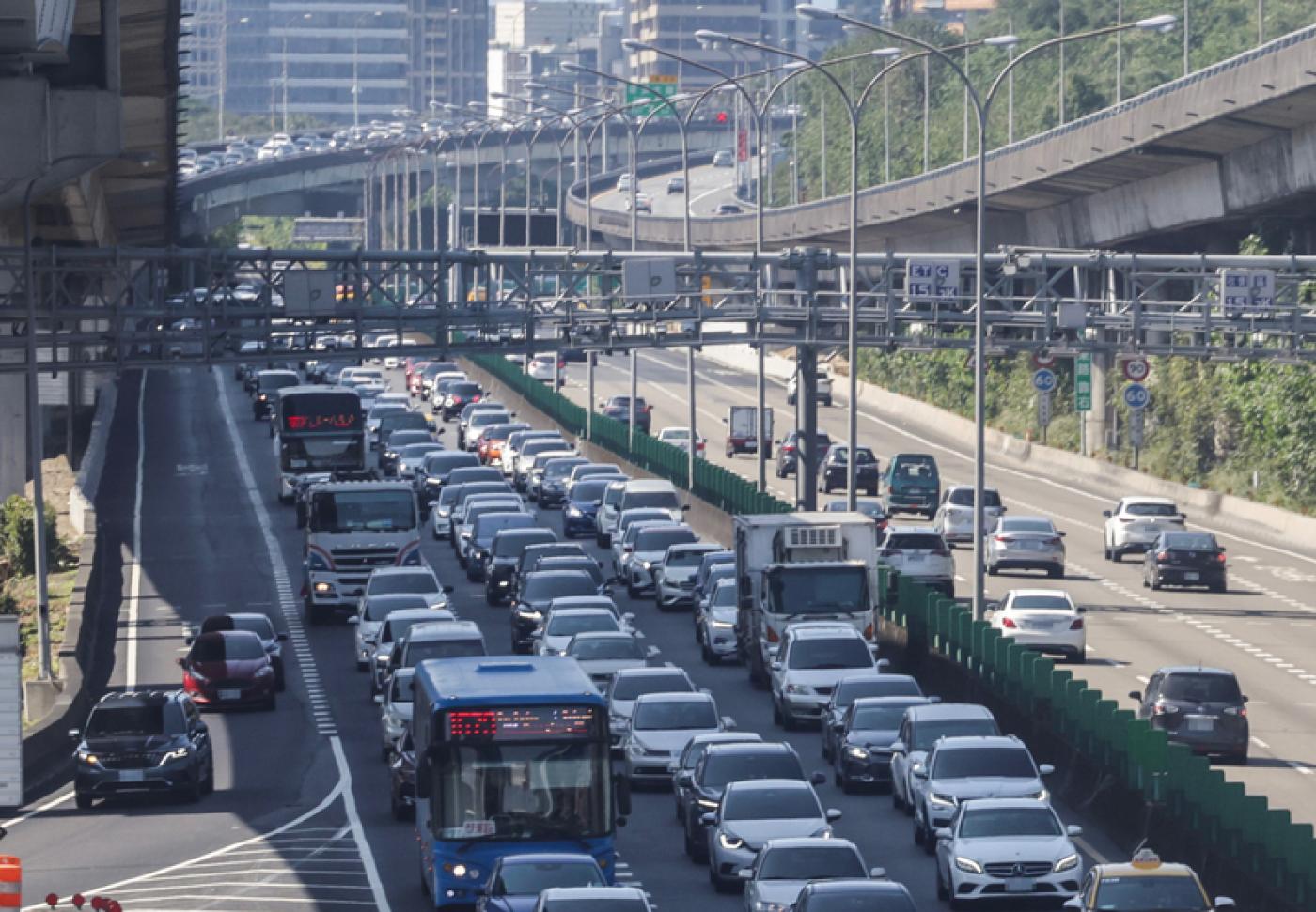 明天大年初五收假預計湧北返車潮，高公局建議用路人提早出發。高公局提供