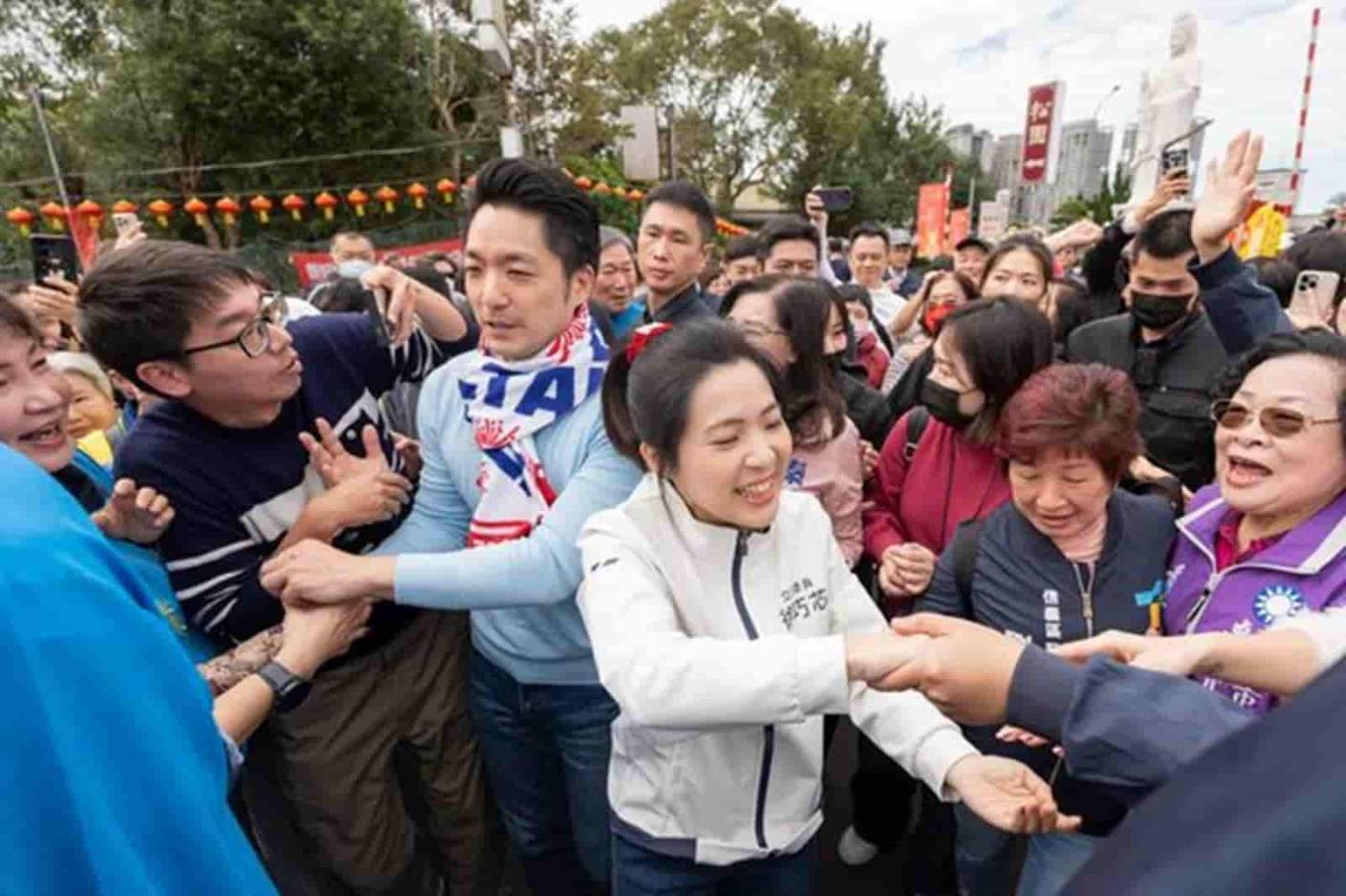 台北市長蔣萬安（中左）與藍委徐巧芯（中右）於2日前往松山霞海城隍廟發放紅包。徐巧芯提供