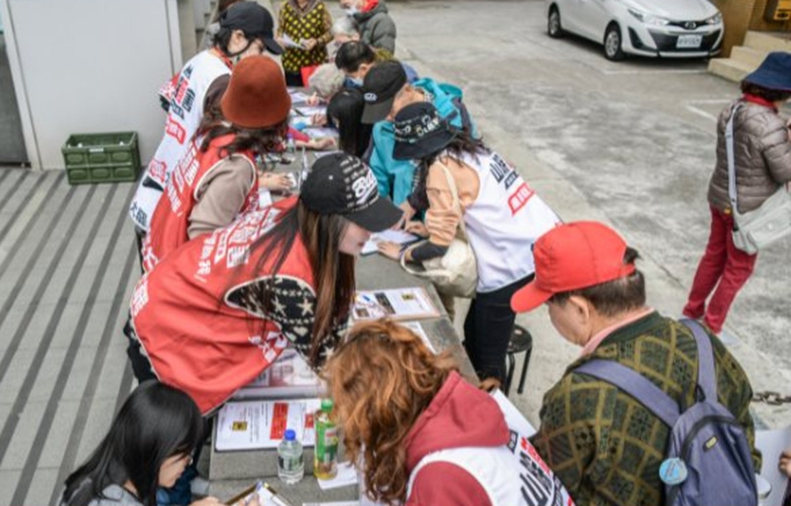 春節期間，民團持續擺攤號召連署罷免藍委，圖為罷免藍委王鴻委連署現場。翻攝山除薇害—罷免王鴻薇臉書