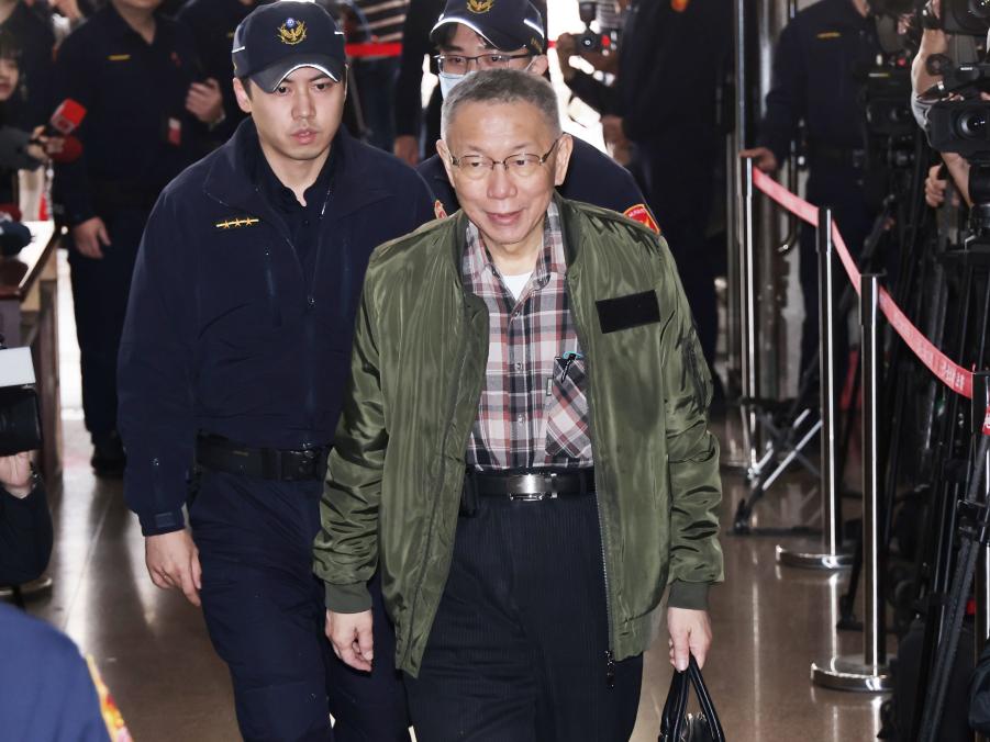  不忍了！遭鍾小平控收賄4億、傳鹹濕簡訊給女記者　柯文哲獄中提告轟「含血噴人」