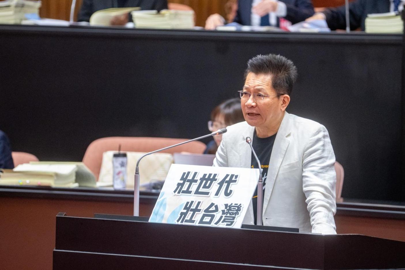 民眾黨立委吳春城倡議壯世代，被檢舉家族企業總計11億元標案涉嫌圖利，北檢已分他字案偵辦。翻攝吳春城臉書