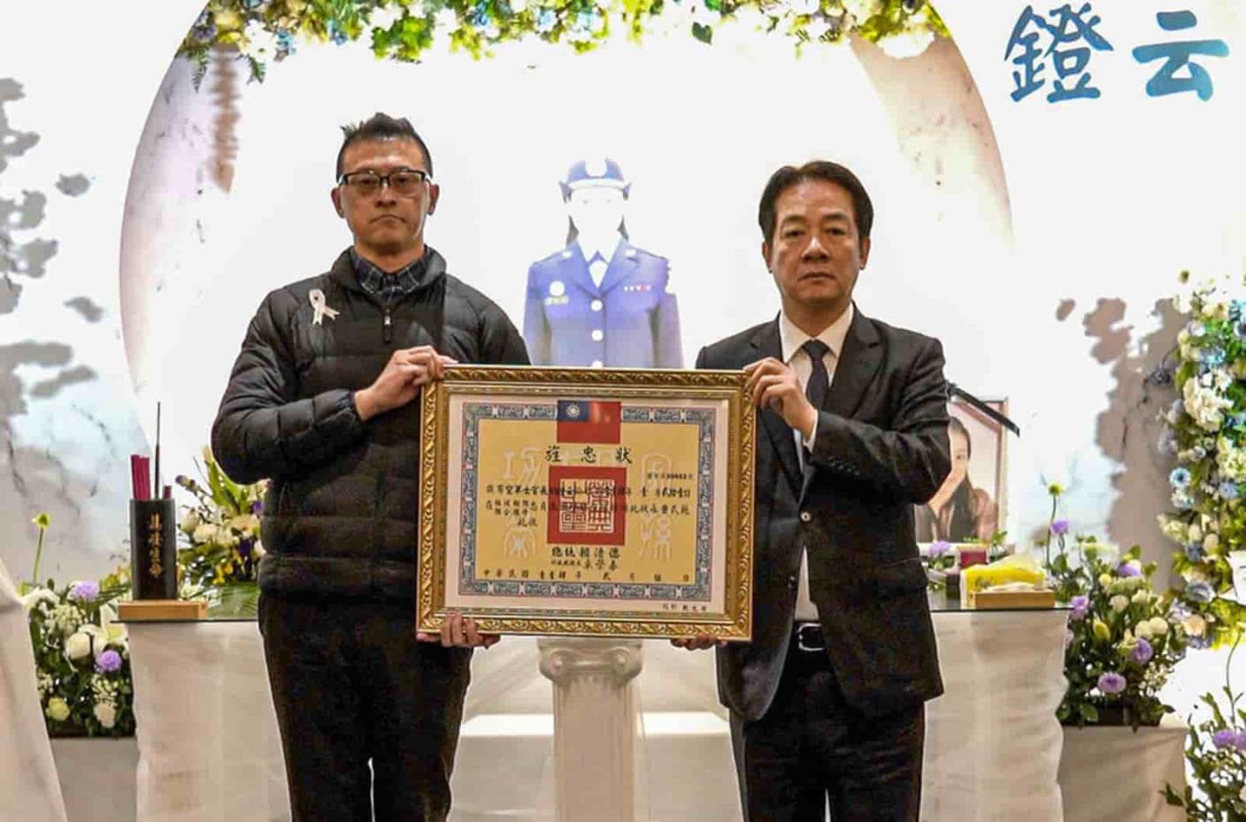 總統賴清德（右）於9日前往台中出席空軍士官長胡鐙云公奠，並頒授旌忠狀。總統府提供