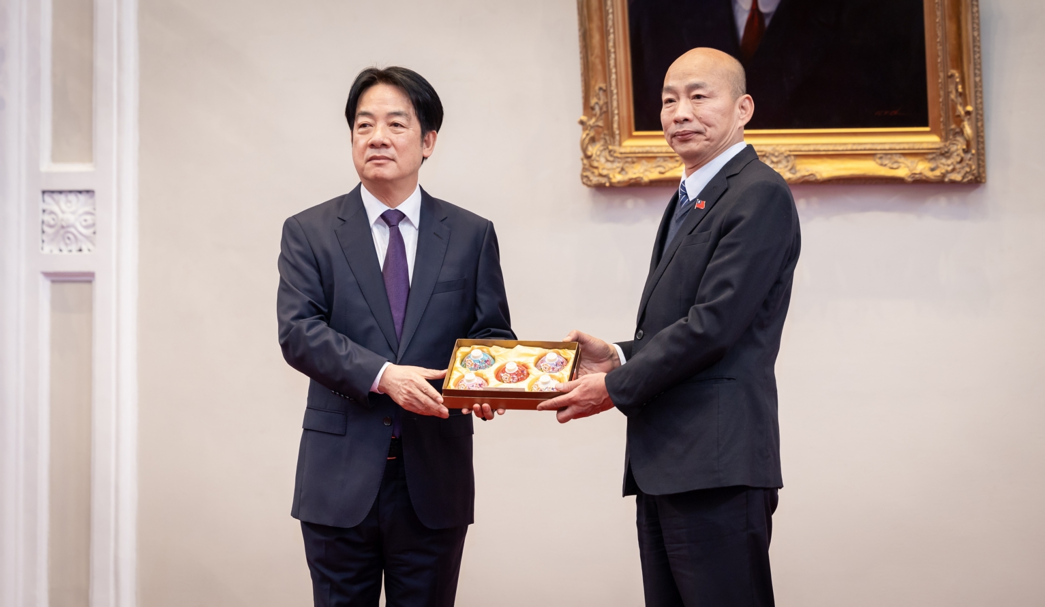 總統賴清德送韓國瑜院長「「花開富貴五福臨門」紅花響杯五入禮盒，有其深意。總統府提供