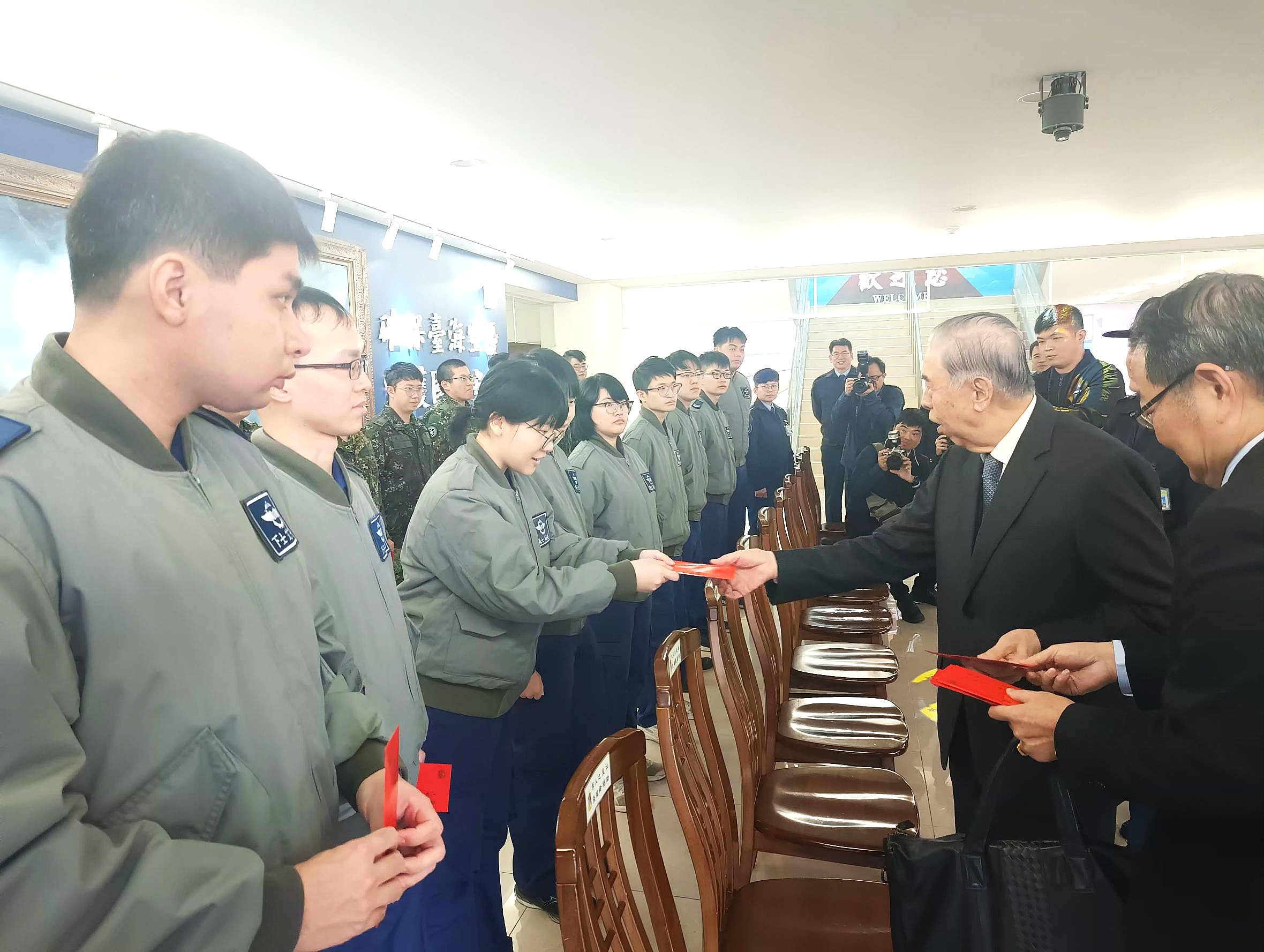 軍友社榮譽理事長李棟樑慰訪空作部感謝官兵捍衛領空。王烱華攝
