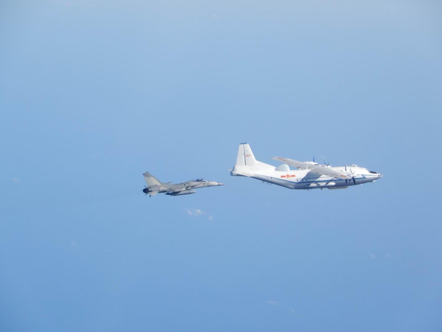 國防部抨擊中國是台海和平最大威脅。圖為國軍戰機監控共機動態。資料照片