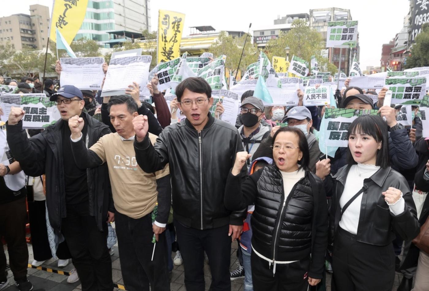 台灣民眾黨主席黃國昌（前中）22日出席「掃除綠衛兵」誓師大會，與支持者合影並高喊口號。中央社