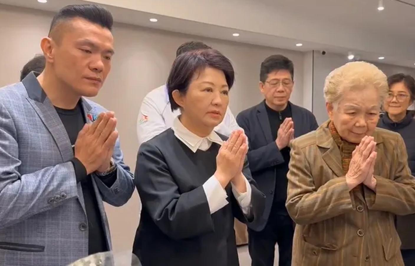 台中市長盧秀燕（中）於23日下午赴柯爸靈堂弔唁。民眾黨台中市議員江和樹提供