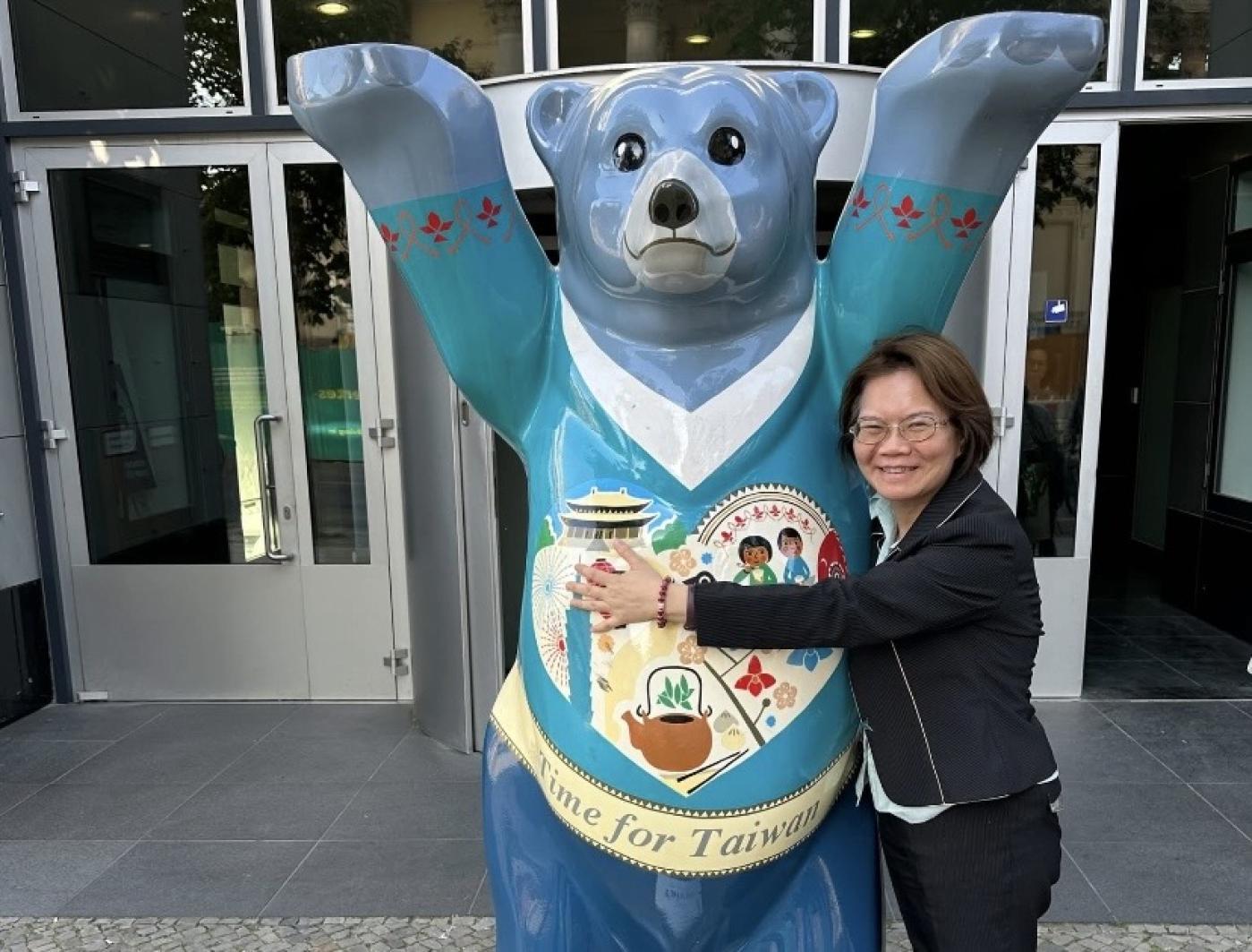 將遞補為民眾黨不分區立委的東吳大學教授劉書彬，昨天更新她個人臉書，封面相片是她和一張標誌著台灣的熊寶寶合照，似乎預告她有新動向。翻攝自劉書彬臉書