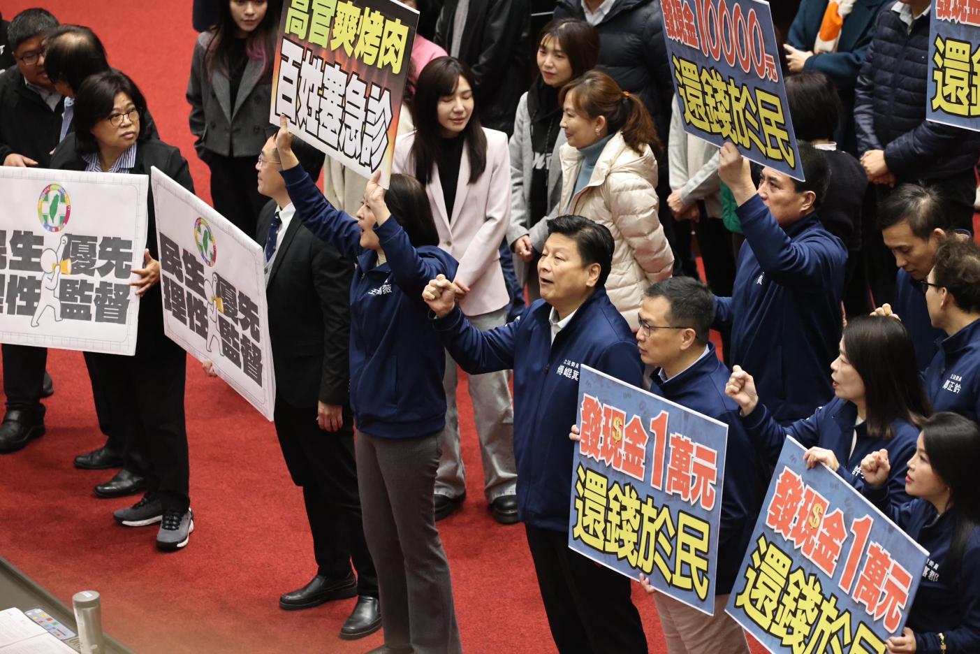 立院新會期開議，行政院長卓榮泰上台施政報告前，朝野立委依往例在閣揆座位前舉標語，互喊口號。林啟弘攝