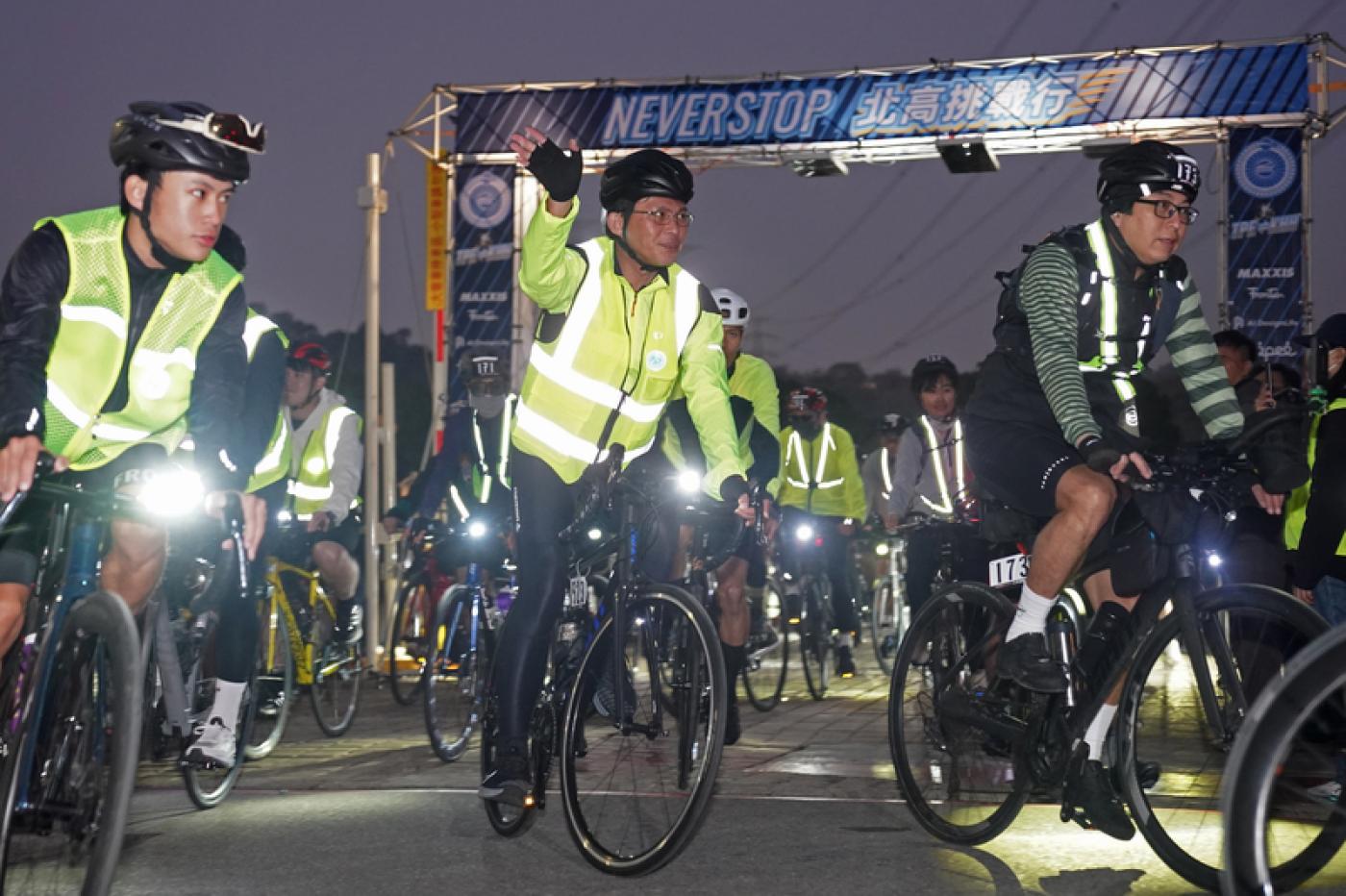 台灣民眾黨28日延續舉辦「一日北高」騎腳踏車活動，清晨由黨主席黃國昌（前中）帶領黨內成員展開活動。 中央社