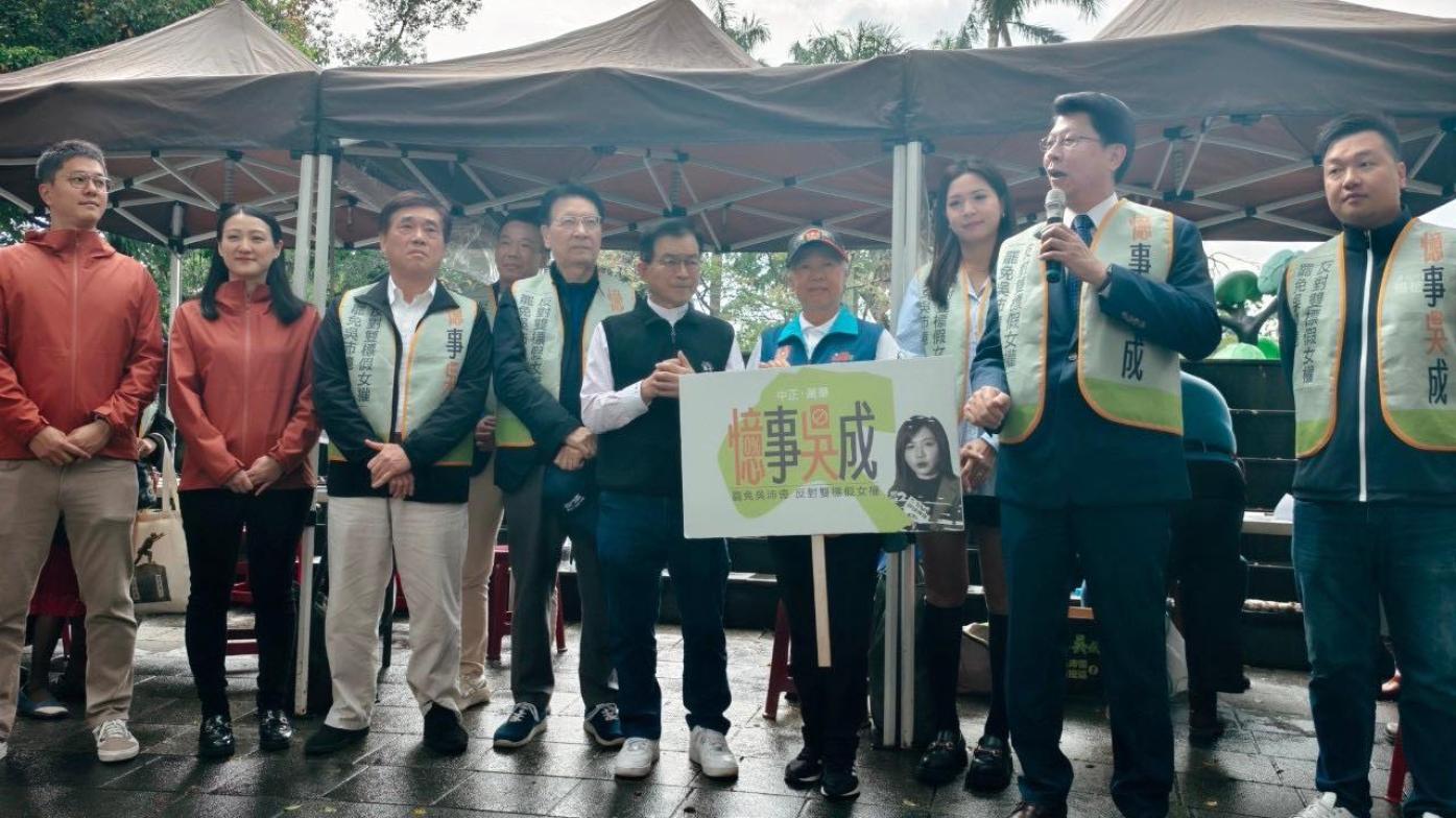 趙少康4日與前台北市長郝龍斌、國民黨立委賴士葆、謝龍介，台北市議員鍾沛君、楊植斗、鍾小平到罷免吳沛憶的連署站聲援。翻攝劉思吟臉書