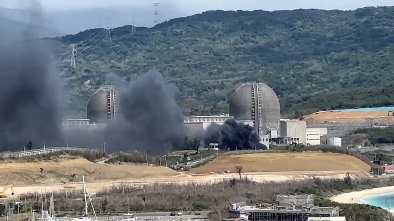 屏東恆春台電核三廠6日上午突冒黑煙，屏東縣消防局回報表示，現場為廢棄空壓機廠房後方2座冷卻水塔起火，火勢已熄滅、無安全疑慮。中央社