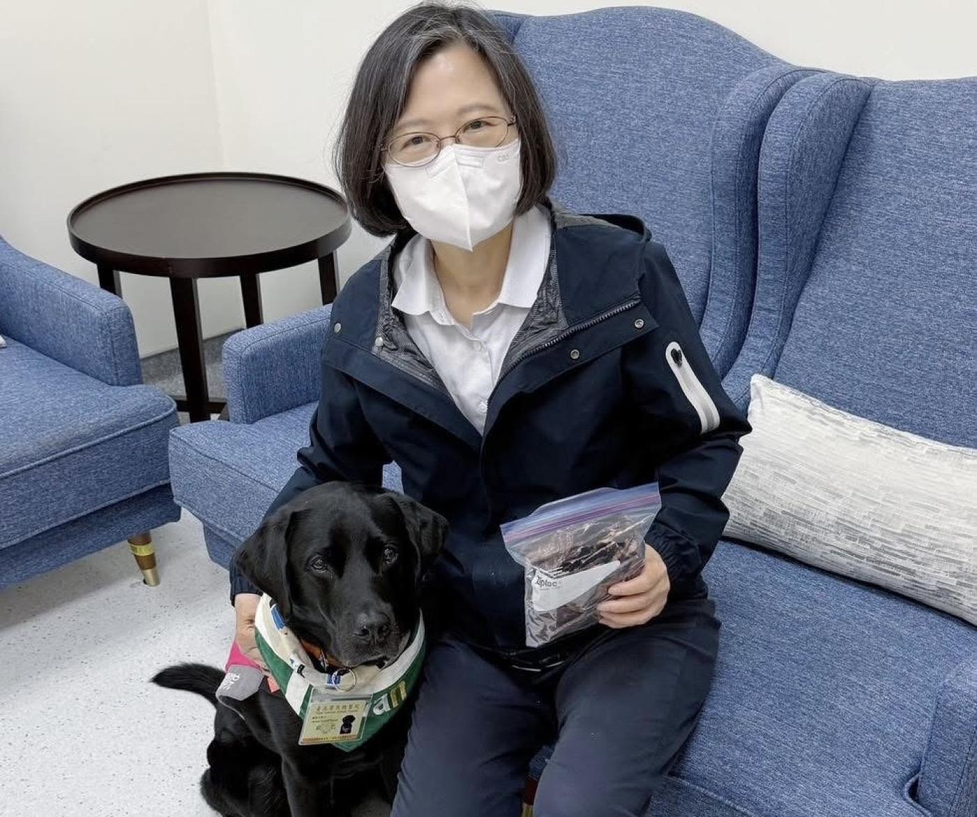 全台灣第一隻駐點在醫院的輔助治療犬Oba，在婦女節這天上了蔡英文臉書，蔡英文說，Oba讓她想起Maru。他們一樣是黑狗，一樣貪吃。翻攝蔡英文臉書