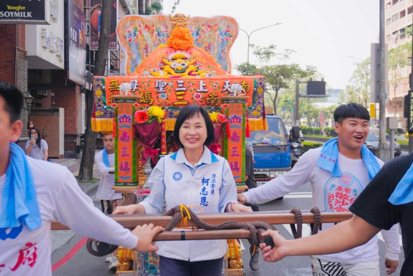 國內黨呼聲最高的下屆高雄市長參選人柯志恩，被人爆料先生和兒女全是美國人。翻攝柯志恩臉書