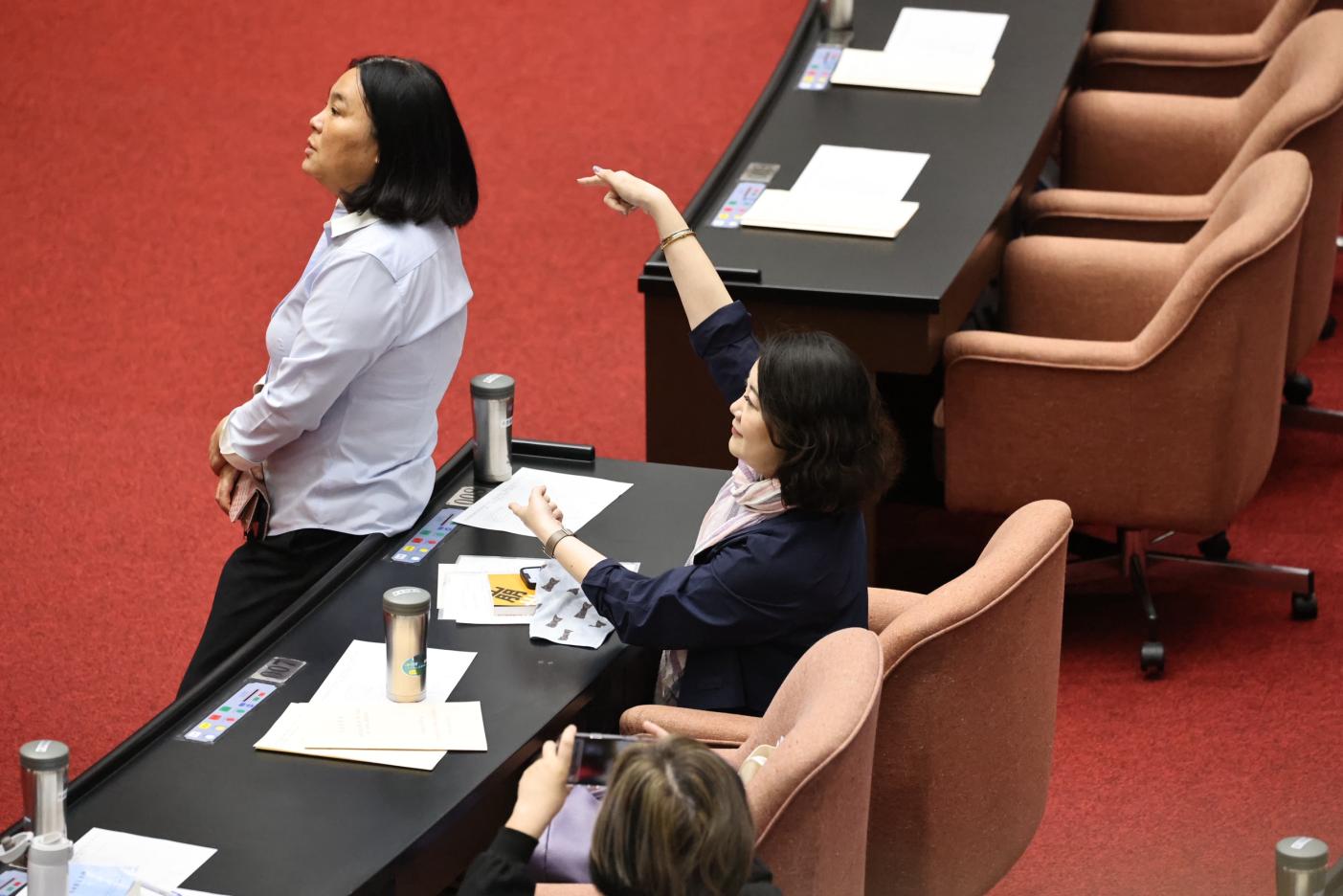 國民黨陳玉珍走到民進黨立委座位區擋住鏡頭，嗆民進黨立委吳思瑤、陳培瑜。林啟弘攝