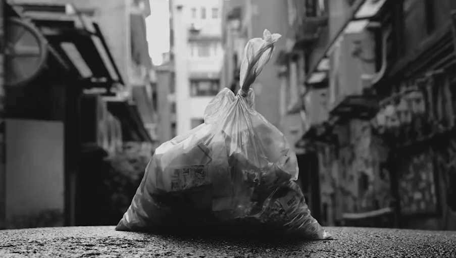 動手「倒垃圾」黑白片　影視界拍片支持罷免案