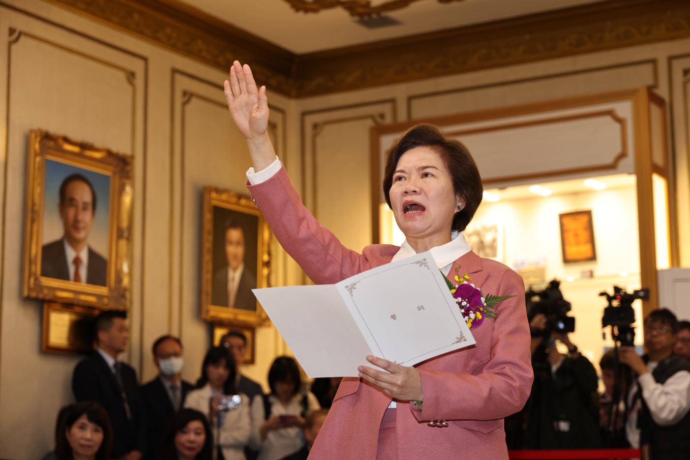 東吳大學政治學系教授劉書彬（前右）遞補民眾黨立委，14日上午在立法院高舉右手宣讀誓詞。林啟弘攝