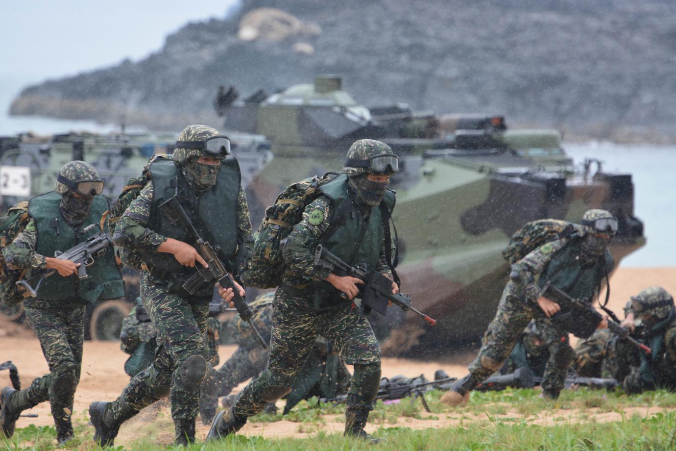 共軍犯台造成軍人傷亡慘重，國防部年底前成立國軍首座「捐血機構」。國軍演訓資料照片