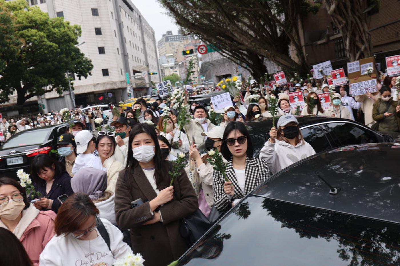 台北市劉姓保母姊妹涉虐死1歲男童「剴剴」，台北地方法院19日下午第4次開庭，民間團體發起聲援行動，號召民眾到台北地院外陳情。 中央社