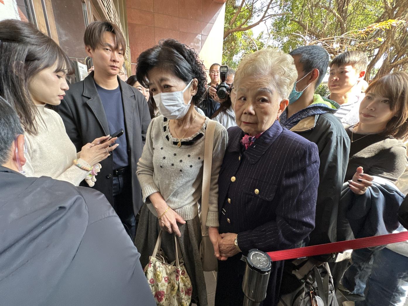 台北地院20日首度提訊柯文哲，陳佩琪緊牽著婆婆何瑞英的手等候開放旁聽。林啟弘攝